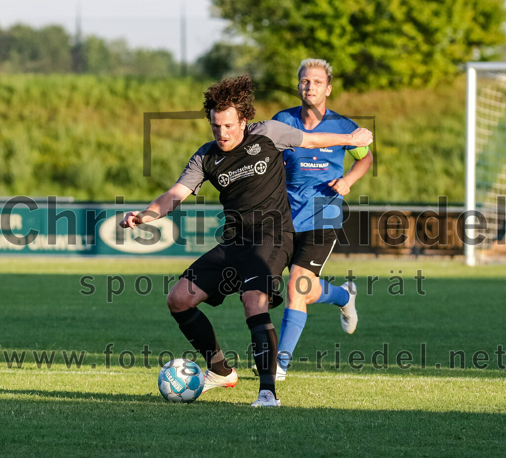 2023-07-14_103_FC_Langengeisling_gegen_FC_Velden-Eberspoint | Erding, Deutschland, 14.07.2023:
Fußball, Bezirksliga Oberbayern Ost 2023 / 2024, Testspiel, FC Langengeisling gegen FC Velden-Eberspoint, Endergebnis: 5:0

Fabian Aigner (FC Langengeisling, #19), Florian Hagenberger (FC Velden-Eberspoint, #9)

Foto: Christian Riedel / fotografie-riedel.net