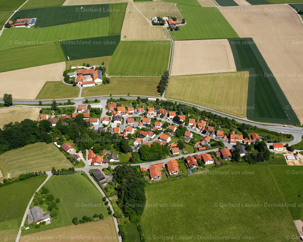 wfl__2600806.jpg | GASTEIG 09.06.2006 Landwirtschaftliche Nutzflächen und Feldgrenzen  umsäumen das Siedlungsgebiet des Dorfes in Gasteig im Bundesland Bayern, Deutschland // Agricultural land and field boundaries surround the settlement area of the village  in Gasteig in the state Bavaria, Germany Foto: Gerhard Launer