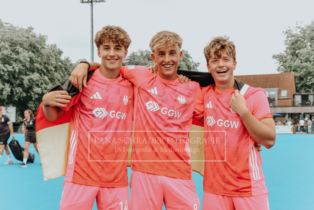 EM_MU18_F_GER-BEL_Lille_bearbeitet_Pokalbilder (9 von 137) | lanaschraderfotografie - Realisiert mit Pictrs.com