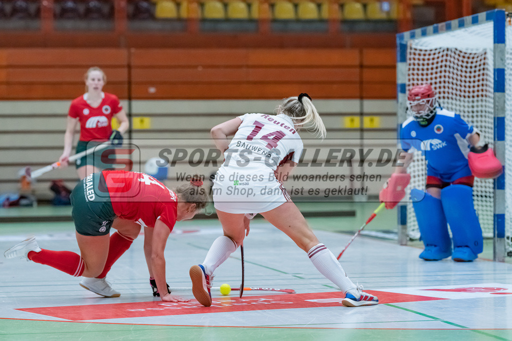 HK_20230122_103110 | 1. Bundesliga ( Halle ) Damen Crefelder HTC - Rot-Weiss Köln am 22.1.2023 Crefelder HTC  ( CHTC ) Halle Glockenspitz , Krefeld , Schneider Johanna ( Crefelder HTC #14 ) , Reuten Katharina ( Rot-Weiss Köln #14 )