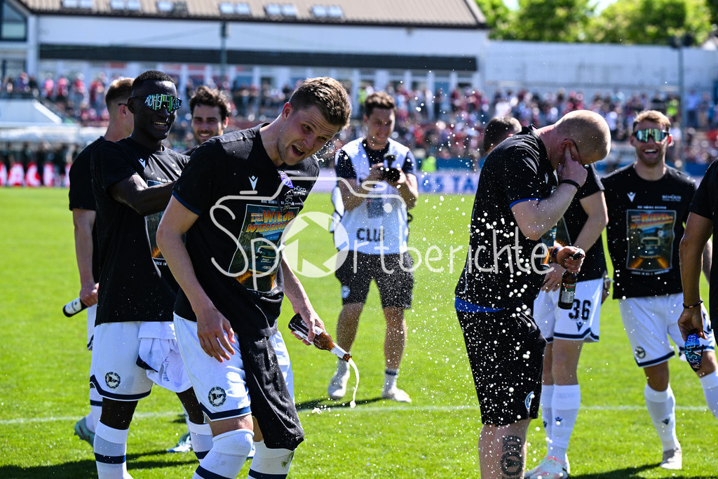 SpVgg Unterhaching - Arminia Bielefeld | die Mannschaft aus Bielefeld feiert zusammen mit den Fans dein Sieg und den Aufstieg in Unterhaching / Bierdursche / Bier / Freude / Happy / Gluecklich / 3. Liga: SpVgg Unterhaching - Arminia Bielefeld, Uhlsport Park am 11.05.2025 / Merveille BIANKADI (Arminia Bielefeld 17)