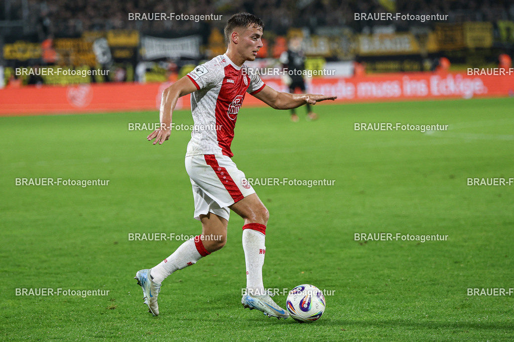 Rot-Weiss Essen - TSV Alemannia Aachen | Essen, Deutschland, 31.08.2025 Marvin Obuz  (Rot-Weiss Essen) Einzelaktionwährend des 3.Liga Spiels zwischen  Rot-Weiss Essen und Alemannia Aachen am 31.08.2025 im Stadion an der Hafenstraße in Essen. (Foto von Timo Bluhmki-Schmidt/Brauer Fotoagentur