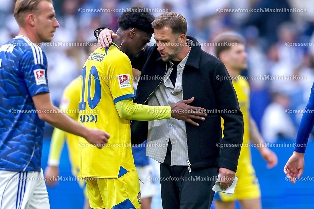 S0417052601028 | 17.05.2026, Fußball, FC Schalke 04 - Eintracht Braunschweig, 34. Spieltag, 2. Fußball Bundesliga, Veltins-Arena Gelsenkirchen, Saison 2025 2026:  Cheftrainer Lars Kornetka (Braunschweig #hc) neben Mehmet Aydin (Braunschweig #10)  DFB regulations prohibit any use of photographs as image sequences and or quasi-video.