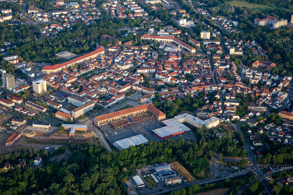 Luftbild: FMZ ehemalige Stadtkaserne in Germersheim im Bundesland Rheinland-Pfalz in Deutschland. Foto: IMG_136808.jpg vom 24.06.2023 durch Werner Riehm/FLY-FOTO.de