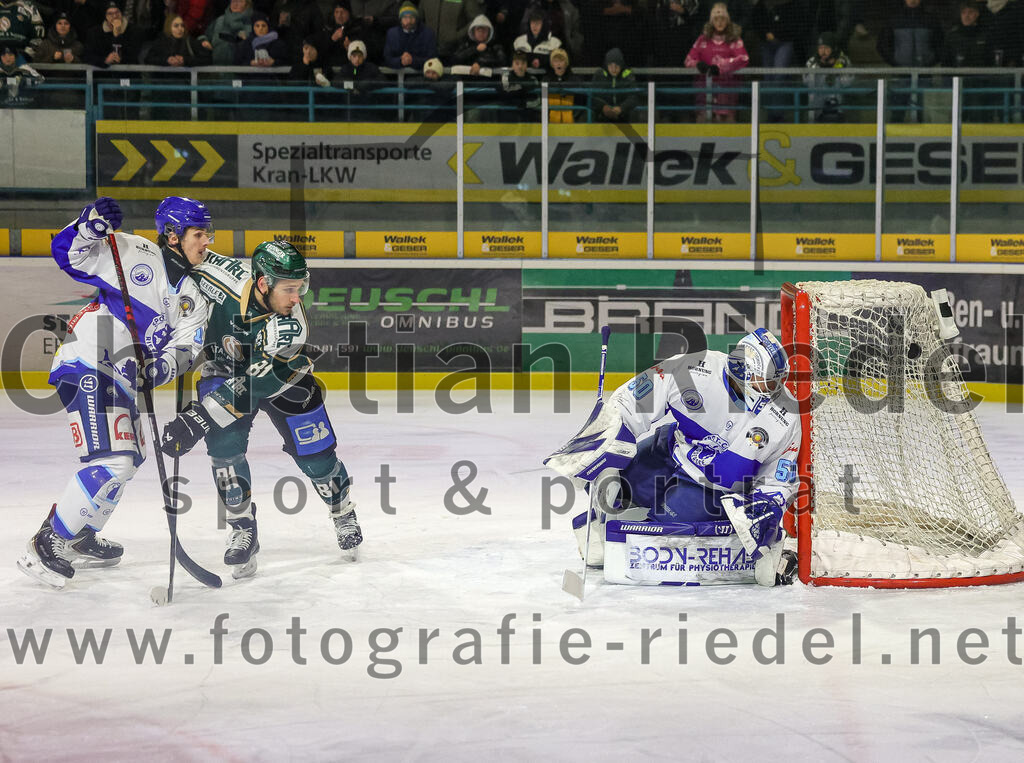 2026-01-23_036_TSV_Erding_gegen_SC_Riessersee | Erding, Deutschland, 23.01.2026:Eishockey, Oberliga Süd 2025 / 2026, 40. Spieltag, TSV Erding gegen SC Riessersee, Endergebnis: 6:5 n.V.Maximilian Forster (Erding Gladiators, #81), Torwart Andreas Mechel (SC Riessersee, #50)Foto: Christian Riedel / fotografie-riedel.net
