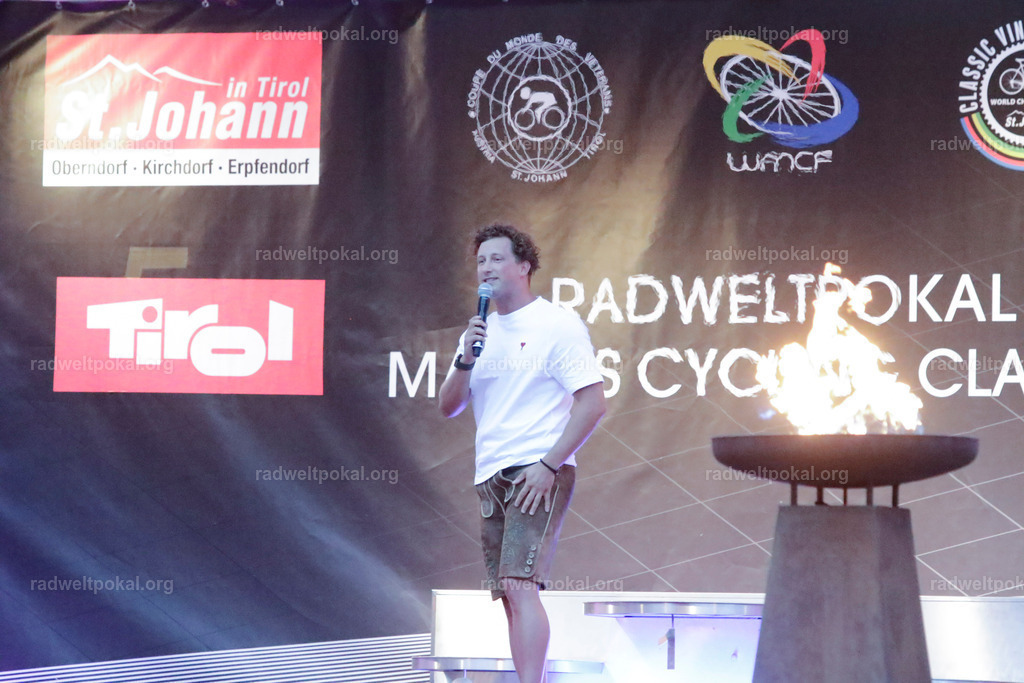 1435_20230817_Bewerb_Maenner_Muehlanger | AUT - OESTERREICH, 2023-08-16: SPORT RENNRAD-FAHREN - 55. INTERNATIONALER RADWELTPOKAL IN ST. JOHANN IN TIROL  - Vintage-Radrennen mit WM-Bronze-Medaillen-Siegerin Christina Schweinberger, den Teilnehmer und Alexander Baumann (vom Orginastions-Team) - TAG 2 BEWERB MAENNER IN SECHS GRUPPEN  ; Foto: Roland Muehlanger