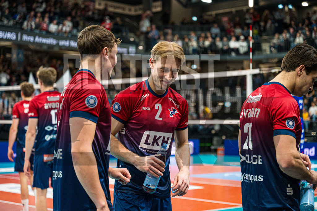 Volleyball I Herren I Saison 2025/2026 I Bundesliga I 10. Spieltag I SVG Lüneburg - WWK Volleys Herrsching | Daniel Gruvaeus (2, SVG Lüneburg) mit Santeri Riku Matias Välimaa (12, SVG Lüneburg) - Realisiert mit Pictrs.com