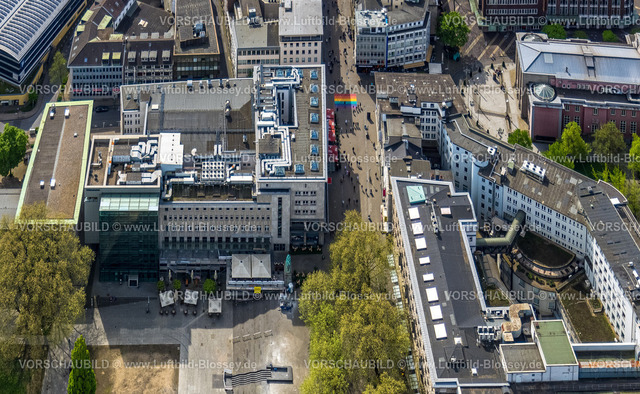Essen240400685-2 | Luftbild, Burgplatz mit Lichtburg Kino, Fußgängerzone Einkaufsstraße Kettwiger Straße mit Regenbogenflagge auf der Straße, Stadtkern, Essen, Ruhrgebiet, Nordrhein-Westfalen, Deutschland