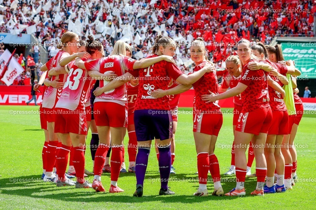 xsscx02052601072 | 02.05.2026, xsscx, Frauen Fussball, 1. FC Köln - Werder Bremen, 1. Fussball Bundesliga, 24. Spieltag, RheinEnergie-Stadion, Saison 2025 2026: Die Spielerinnen des 1. FC vor dem Spiel im Kreis DFB regulations prohibit any use of photographs as image sequences and or quasi-video. Photo: xSandraxScherningxPressefotoKochx