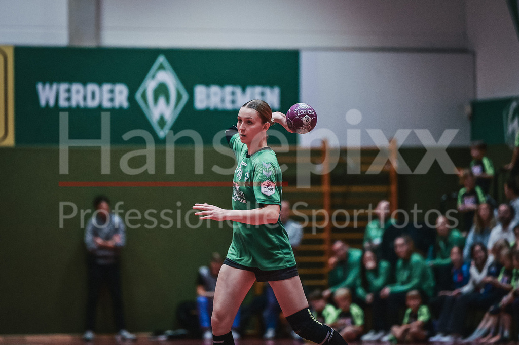 Handball, 2. Bundesliga Frauen, SV Werder Bremen - TuS Lintfort | v.li.: Luise Albert (SV Werder Bremen, 66) am Ball, Spielszene, Aktion, Action
