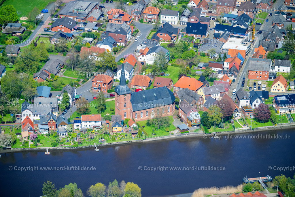 Osten_St. Petri_Kirche_ELS_9328300423 | OSTEN 30.04.2023 Historische Kirche- Gebäudekomplex St.Petri Kirche in Osten im Bundesland Niedersachsen, Deutschland. // Historical church building complex St.Petri Kirche in Osten in the state Lower Saxony, Germany. Foto: Martin Elsen