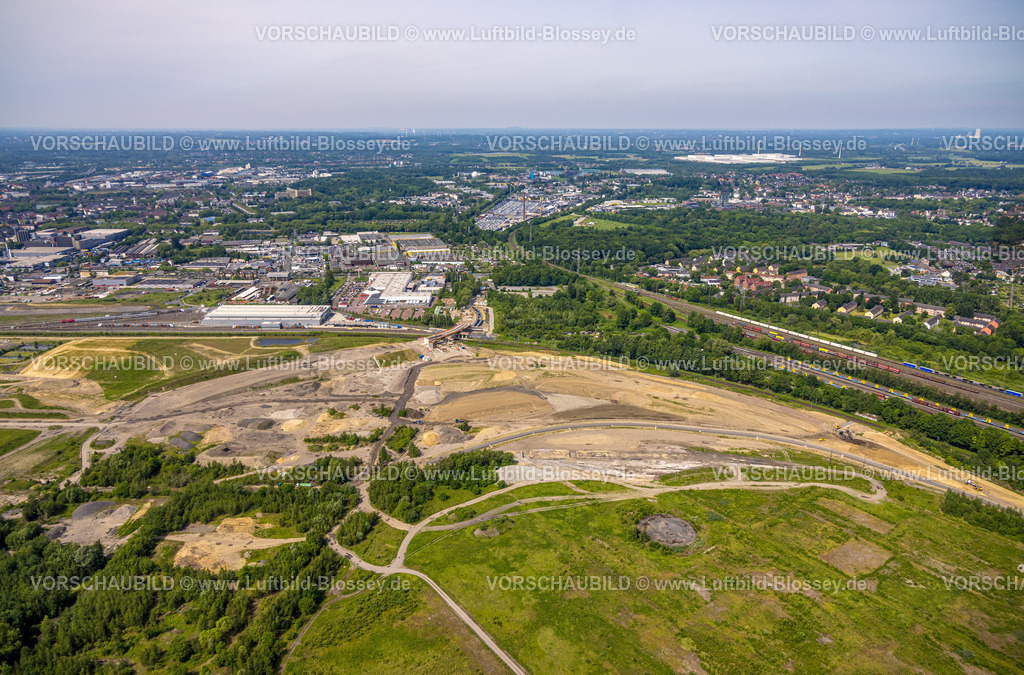 Dortmund240507327 | Luftbild, Gewerbegebiet Westfalenhütte Gelände, oben Brückenbaustelle mit Neubau der Straßenüberführung Hildastraße über Bahngleise zur Nordstadt, Siemens Rail Service Center, Blick zur Nordstadt mit Autokontor Bayern GmbH Logistikdienst, Fernsicht, Dortmund, Ruhrgebiet, Nordrhein-Westfalen, Deutschland