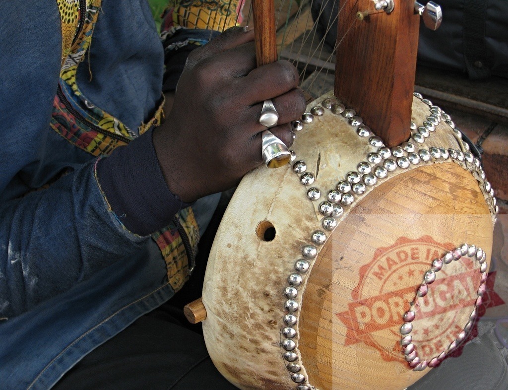 Musician playing kora, traditional west african harp lute | Close-up of musician hands playing kora, a traditional 21-string bridge-harp used extensively in West Africa - Realisiert mit Pictrs.com