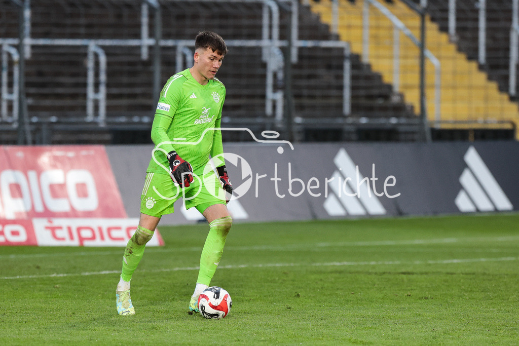 FC Bayern Amateure - TSV Buchbach | kommt zu seinem Einsatz nach der roten Karte fuer Tom Ritzy HUELSMANN (FCB #1) / Manuel KAINZ (FCB #23) / Freisteller / Einzelfoto