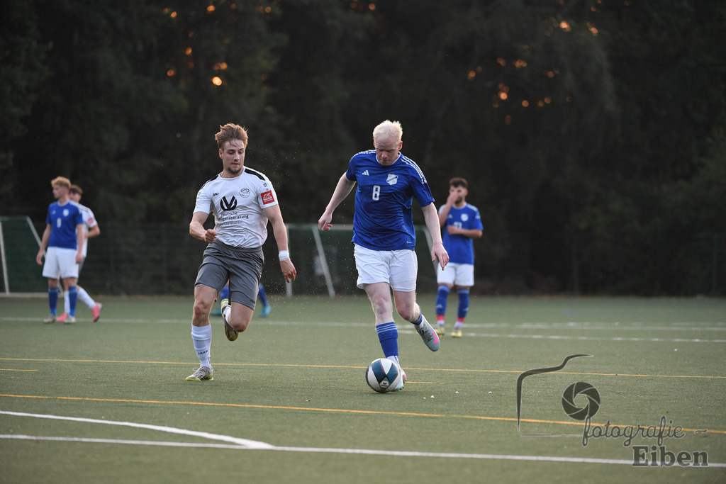 GVO Oldenburg 2-SV GOTANO | Herren Kreisliga; GVO Oldenburg 2 (weiß)-SV GOTANO (blau) am 15.08.2025 in Oldenburg (Sportanlage GVO); Photo: Philip Eiben 2025 - Realisiert mit Pictrs.com