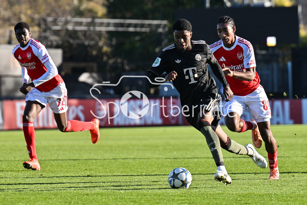Arsenal London U19 - FC Bayern München U19 | BOREHAMWOOD, ENGLAND - 26. NOVEMBER: im Duell Allen LAMBE (FC Bayern München U19 8) und Marli SALMON (Arsenal FC U19 89) beim Ligaspiel zwischen der U19 von Arsenal London und der U19 des FC Bayern München am 5. Spieltag der UEFA Youth League im Meadow Park am 26.11.2025