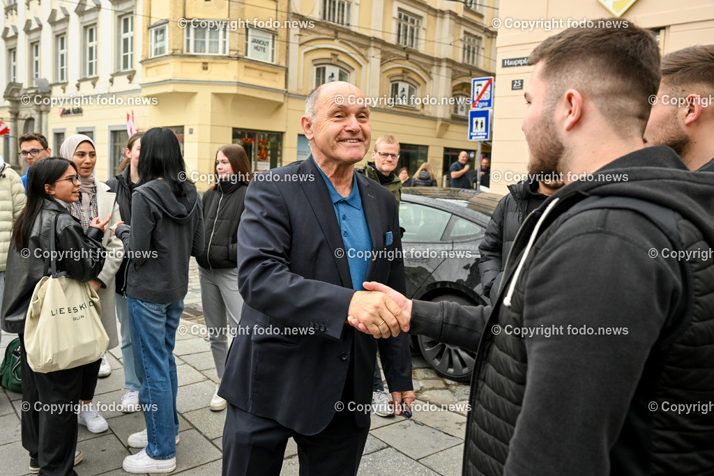 Hauptplatz Linz_ Parlament on Tour_ 11.05.2023-3 | 11.05.2023, Linz, AUT, Hauptplatz Linz, Parlament on Tour, im Bild Wolfgang Sobotka (VP, Praesident des Oesterr. Nationalrat, NAbg) und Schueler der HAK Rudigierstrasse Linz