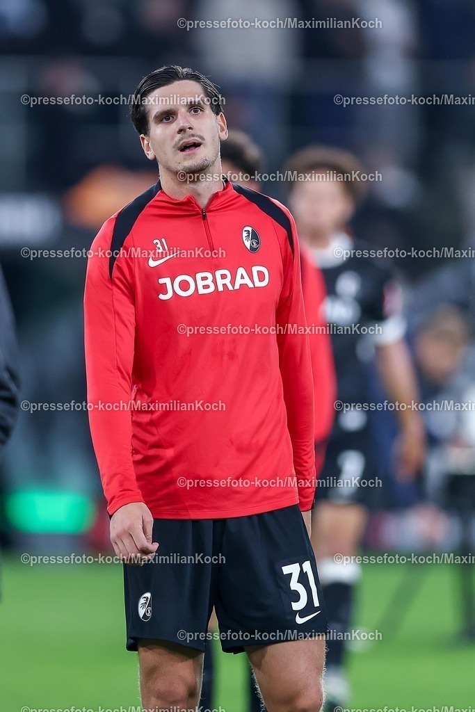 BMG05102502198 | 05.10.2025, Fußball, Borussia Mönchengladbach - SC Freiburg, 1. Fußball Bundesliga, Borussia-Park, Saison 2025 2026: Igor Matanovic&nbsp;(SC Freiburg #31) DFB regulations prohibit any use of photographs as image sequences and or quasi-video.