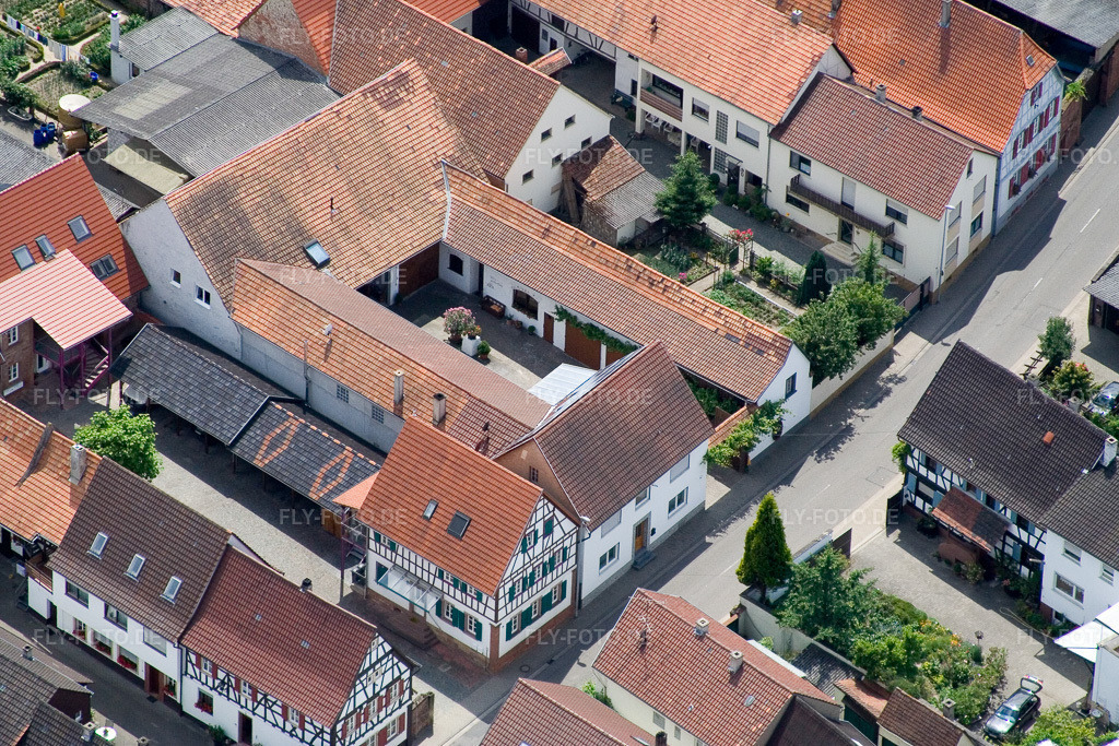 Luftbild: Hauptstraße von Norden in Winden im Bundesland Rheinland-Pfalz in Deutschland. Foto: IMG_11169.jpg vom 14.06.2008 durch Werner Riehm/FLY-FOTO.de