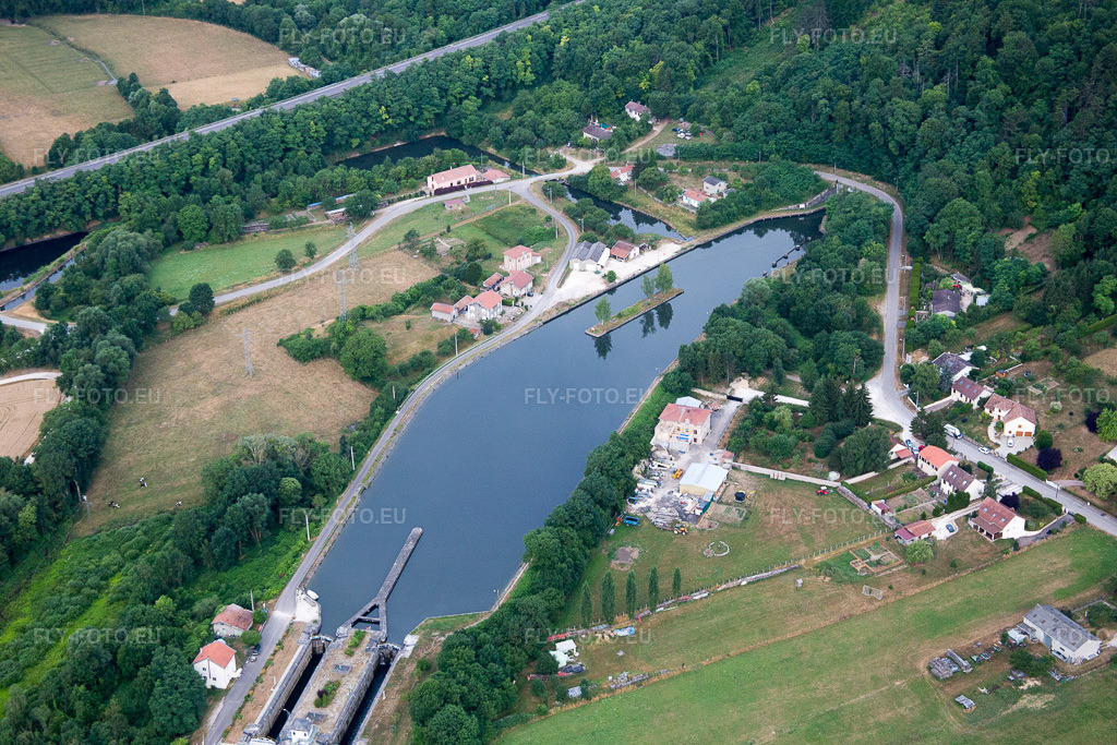Vue aérienne: Tracé et berges du tunnel du canal Rhin-Marne à Foug dans le département Meurthe et Moselle, France. Photo: IMG_083514.jpg prise le 13/07/2015 par Werner Riehm/FLY-FOTO.eu – Résolution de l'original: 5472 x 3648 px