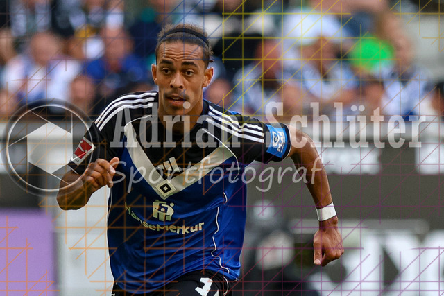 Borussia Mönchengladbach vs Hamburger SV - Bundesliga  | Mönchengladbach, Deutschland, 24.08.25:   Yussuf Poulsen (Hamburger SV) rennt waehrend des Spiels der Bundesliga zwischen Borussia Mönchengladbach vs Hamburger SV im Stadion im Borussia Park(Foto von Brauer-Fotoagentur / Adrian Schlueter)
