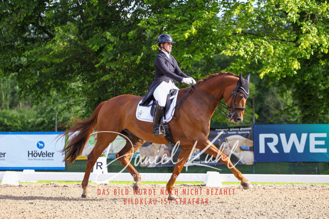 DKP41588 | Deine Turnierfotos vom Reitturnier online kaufen: Dressur, Springen & Siegerehrung. Professionelle Pferdefotografie aus dem Rheinland – als Download & Print.Alternative: Turnierfotograf für den Pferdesport: Finde deine Fotos von Dressur- und Springturnier