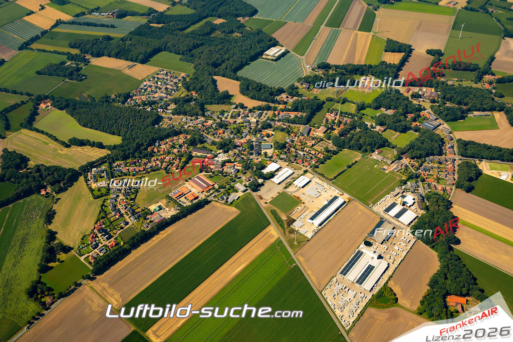 Aktuelles Luftbild von Lüsche Bakum - Die Luftaufnahme wurde 2022 mittels UL-Flugzeug erstellt ( keine Drohne ) - hochauflösende Kamera-Systeme von  Canon -Beste Qualität - Für grossformatige Ausdrucke geeignet. Die Geschenkidee !
