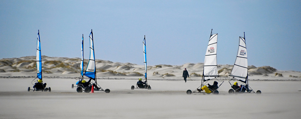 Strandsegeln - Texel | Sand im Gesicht, Wind in den Segeln und Adrenalin pur! ️Nichts schlägt das Gefühl, beim Strandsegeln über die endlosen Strände von Texel zu jagen. Wenn der Wind den Sand über den Boden peitscht und man die Kraft der Natur direkt in den Händen hält, ist der Kopf sofort frei. ✨Wer von euch hat Blokarting schon mal ausprobiert? Oder wäre euch das zu windig? #Texel #Strandsegeln #Blokart #Nordsee #OutdoorAdventure #VisitTexel #Landsegeln #ActionPhotography #IslandLife #WindInMyHair - Realisiert mit Pictrs.com