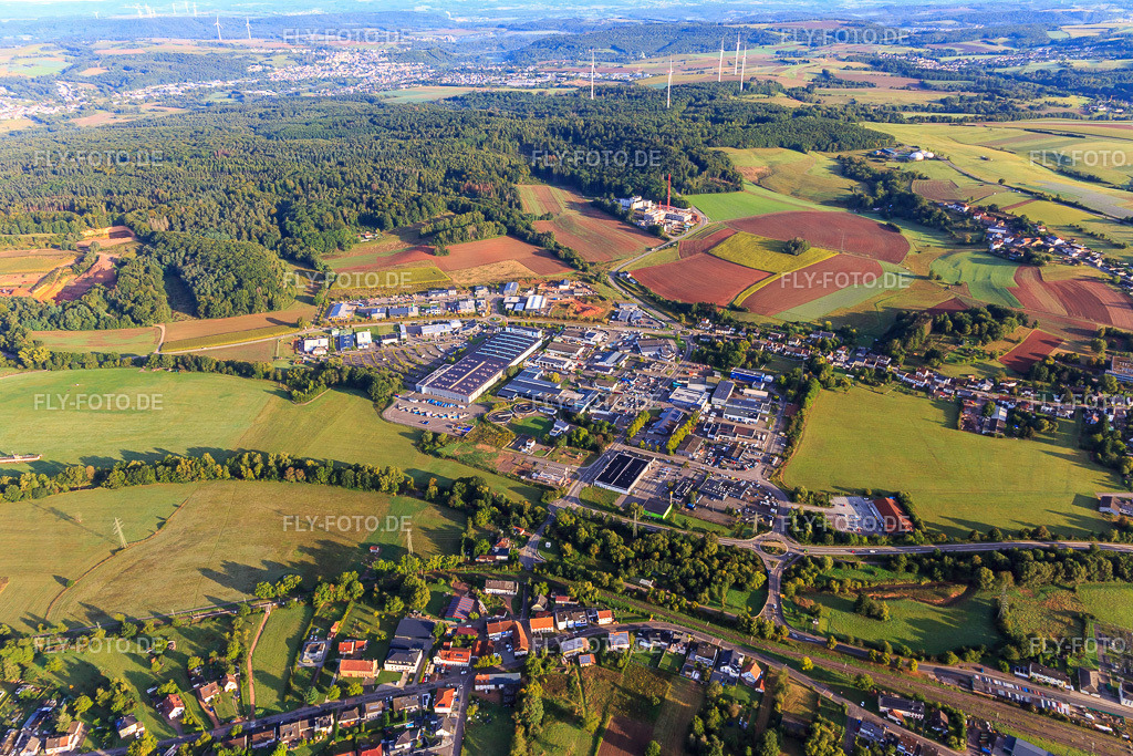 Gewerbegebiet In Bommersfeld mit Verbundschule für Gesundheits- und Pflegeberufe und Physiotherapieschule der cusanus trägergesellschaft trier mbH https://www.verbundschule-lebach.de/ http://www.pt-schule-lebach.de/ | Luftbild: Gewerbegebiet In Bommersfeld mit Verbundschule für Gesundheits- und Pflegeberufe und Physiotherapieschule der cusanus trägergesellschaft trier mbH https://www.verbundschule-lebach.de/ http://www.pt-schule-lebach.de/ in Lebach im Bundesland Saarland in Deutschland. Foto: IMG_149654.jpg vom 06.09.2025 durch Werner Riehm/FLY-FOTO.de - Realisiert mit Pictrs.com