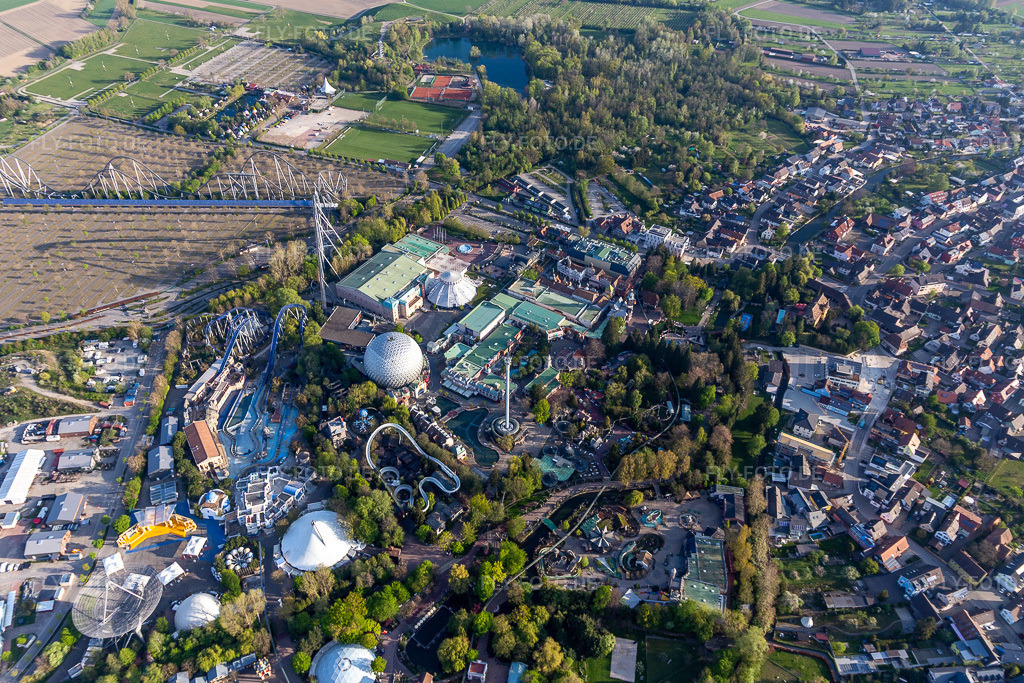 Luftbild: Wegen Corona-Lockdown geschlossener Eurosat CanCan Coaster im Freizeitpark Europa-Park. in Rust im Bundesland Baden-Württemberg in Deutschland. Foto: IMG_126630.jpg vom 25.04.2021 durch Werner Riehm/FLY-FOTO.de