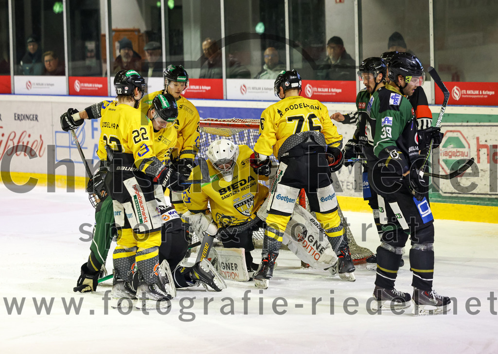 2023-02-10_125_TSV_Erding_gegen_ERSC_Amberg | Erding, Deutschland, 10.02.2023:
Eishockey, Bayernliga Meisterrunde Gruppe B 2022 / 2023, 3. Spieltag, TSV Erding gegen ERSC Amberg, Endergebnis: 6:3

Brett Mennear (ERSC Amberg, #22), Torwart Timon Bätge (ERSC Amberg, #31), Felix Feder (ERSC Amberg, #76), Thomas Plihal (Erding Gladiators, #39)

Foto: Christian Riedel / fotografie-riedel.net