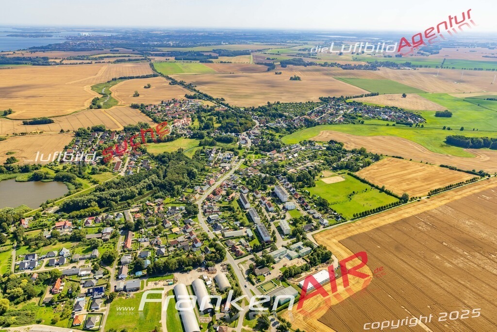 Neue Luftbildaufnahme der Stadt Prohn - Das Luftbild wurde 2025 vom UL-Flugzeug heraus erstellt ( keine Drohnenaufnahme ) - Hochauflösende Luftaufnahme - für Wandbilder und großformatige Ausdrucke geeignet. Das besondere Geschenk!Hier alle&nbsp;Infos zur Lizenzierung der LuftaufnahmeWir fliegen auch dieses Jahr wieder in Ihre Region um Luftbilder zu erstellen.- Luftbild anfragen
