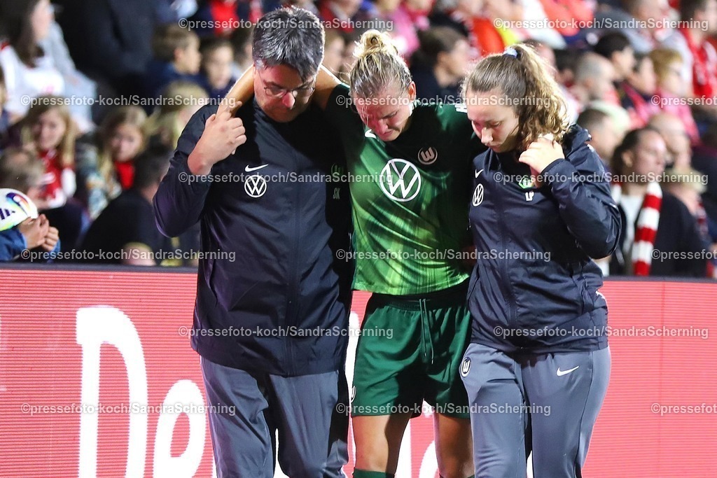 xssc21092501010 | 21.09.2025, xsscx, Frauen Fuﬂball, 1. FC Koeln - VfL Wolfsburg, 1. Fuﬂball Bundesliga, 3. Spieltag, Franz-Kremer-Stadion, Saison 2025 2026: Alexandra Popp (VfL Wolfsburg #11) wird verletzt am Spielfeldrand entlang in die Kabine gefuehrt DFB regulations prohibit any use of photographs as image sequences and or quasi-video. Nordrhein-Westfalen Deutschland