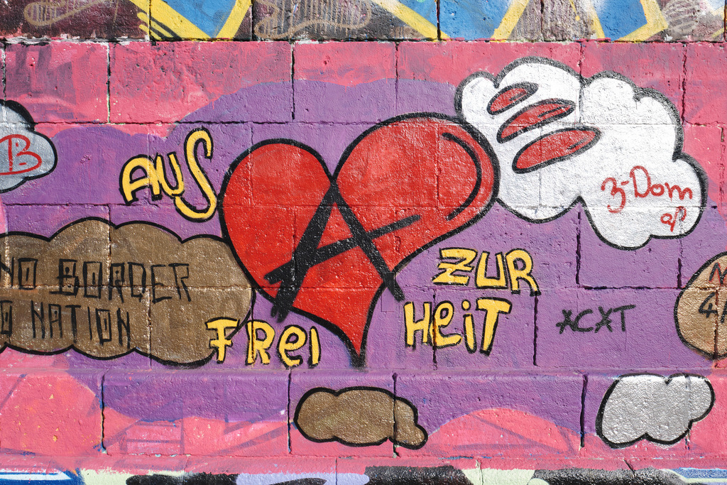 Graffiti am Donaukanal mit Aufschrift Aus zur Freiheit | Wien, Austria - February 14, 2022: buntes Graffiti am Donaukanal mit Aufschrift Aus zur Freiheit. - Realisiert mit Pictrs.com