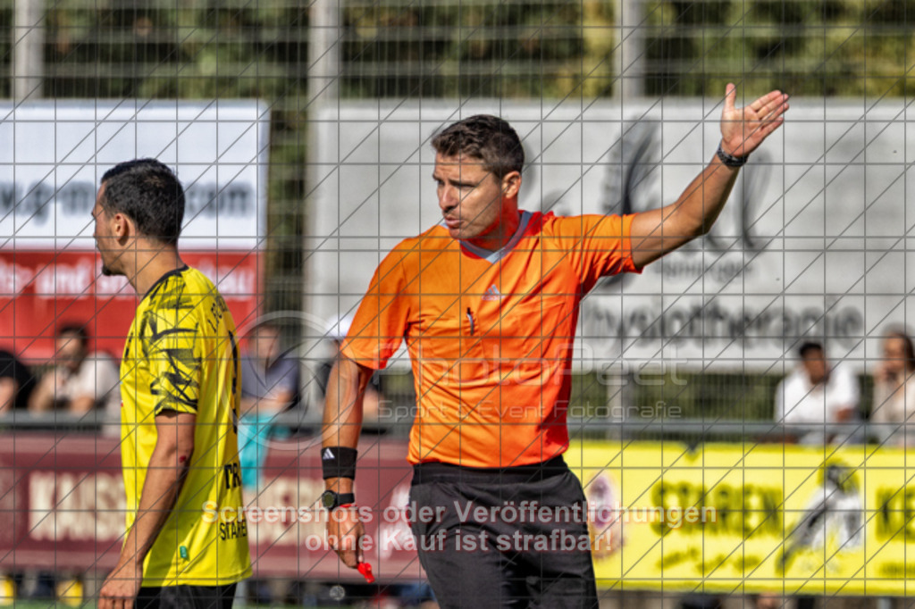 20250824_170906_0099-Bearbeitet | #,1.FC Heiningen (gelb) vs. TSG Salach (blau), Fußball, Bezirksliga - Bezirk Neckar/Fils, 01. Spieltag, Saison 2025/2026, Kunstrasenplatz Sportzentrum Heiningen, Krautgarten 1, 73092 Heiningen, 24.08.2025 - 15:30 Uhr,Foto: PhotoPeet-Sportfotografie/Peter Harich