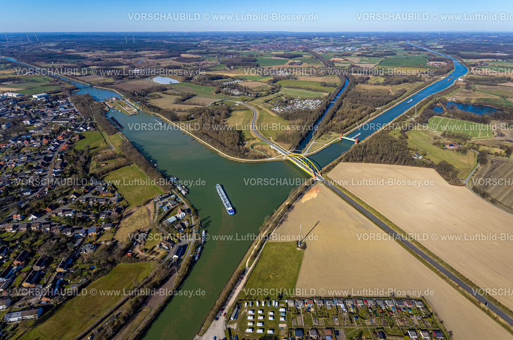 Datteln250302070 | Luftbild, Binnenschifffahrt am Kanalkreuz Dattelner Meer, Wesel-Datteln-Kanal und Dortmund-Ems-Kanal und Alte Fahrt, historisches Sperrtor Dortmund-Ems Kanal Industriedenkmal, links die Schleuse Datteln, Brücke und Bundesstraße B474n, Hötting, Datteln, Ruhrgebiet, Nordrhein-Westfalen, Deutschland