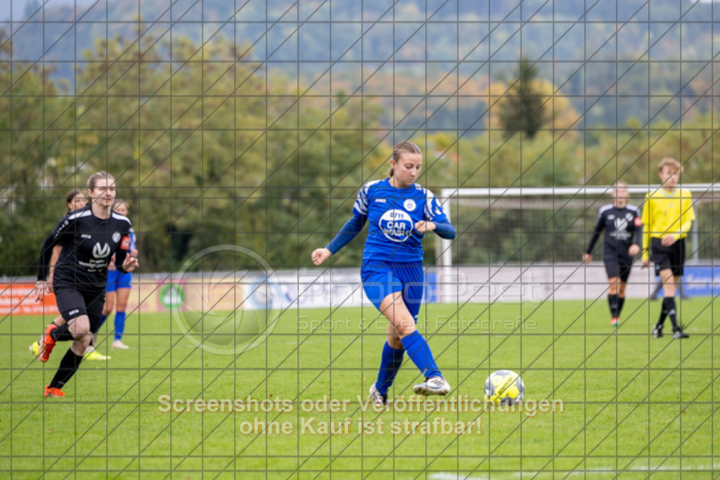 20251012_123605_0179 | #,1.FC Donzdorf II (schwarz) vs. TSV Silmingen (blau), Fussball, Frauen-Quali Bezirksliga - Bezirk Neckar/Fils, 05. Spieltag, Saison 2025/2026, Rasenplatz Lautertal Stadion, Süßener Straße 16, 73072 Donzdorf, 12.10.2025 - 11:00 Uhr,Foto: PhotoPeet-Sportfotografie/Peter Harich