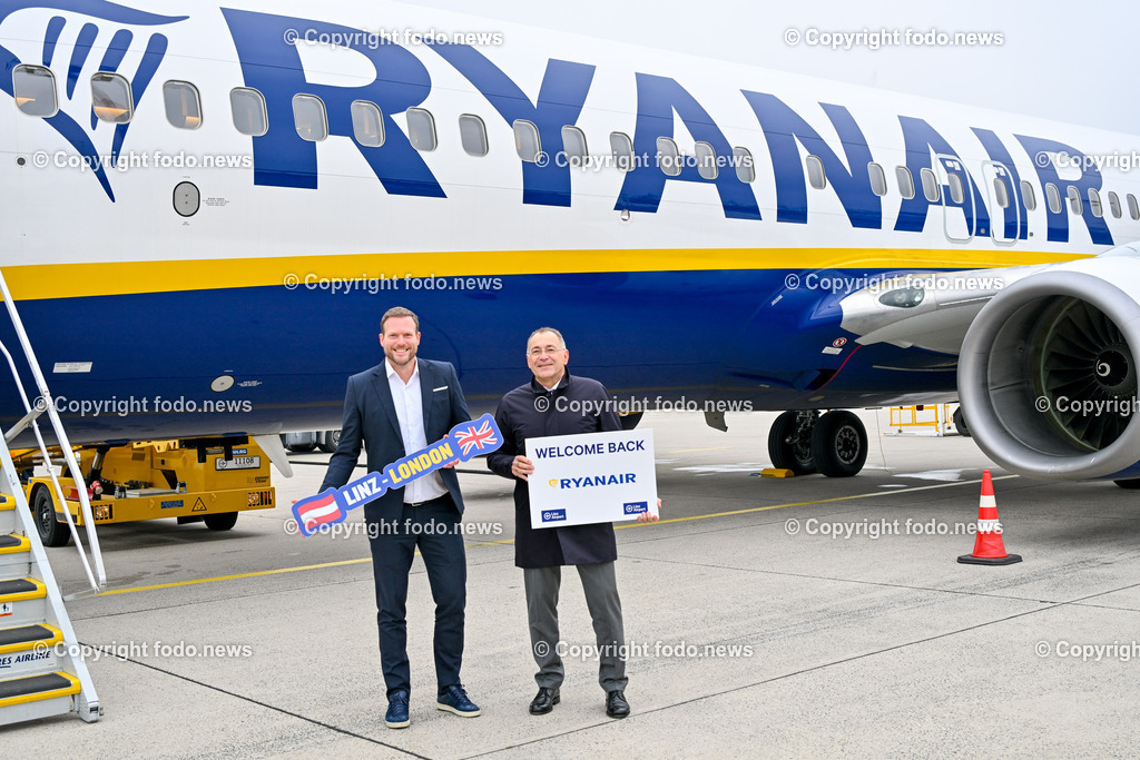 Linz Airport - Comeback Ryanair_ 08.11.2024-38 | 08.11.2024, Linz Hoersching, AUT, Linz Airport - Comeback Ryanair, im Bild Andreas Gruber (Ryanair-Sprecher und Geschaeftsfuehrer Laudamotion GmbH), Norbert Draskovits Geschaeftsfuehrer Flughafen Linz GesmbH)