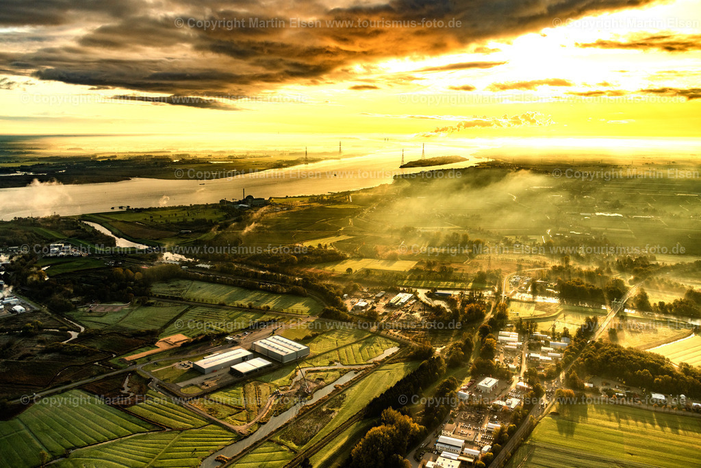 Stade Stadersand Brunshausen im Sonnenaufgang_ELS_5973291019 | Stade - Aufnahmedatum: 29.10.2019, Aufnahmehöhe: 406 m, Koordinaten: N53°37.493' - E9°28.969', Bildgröße: 7998 x  5332 Pixel - Copyright 2019 by Martin Elsen, Kontakt: Tel.: +49 157 74581206, E-Mail: info@schoenes-foto.deSchlagwörter:Niedersachsen,Landkreis Stade,Schwinge,Fluß,Nebel,Sonnenaufgang,Stimmung,Luftbild,Luftbilder,Deutschland - Realisiert mit Pictrs.com