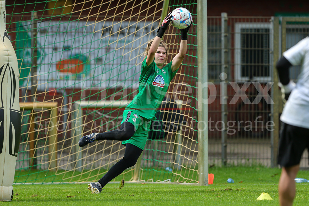 Fussball, Google Pixel Frauen-Bundesliga, Training SV Werder Bremen | v.li.: Hannah Etzold (Torhüterin, Torwart, SV Werder Bremen, 31) pariert den Ball, hält den Ball bei einer Trainingsübung