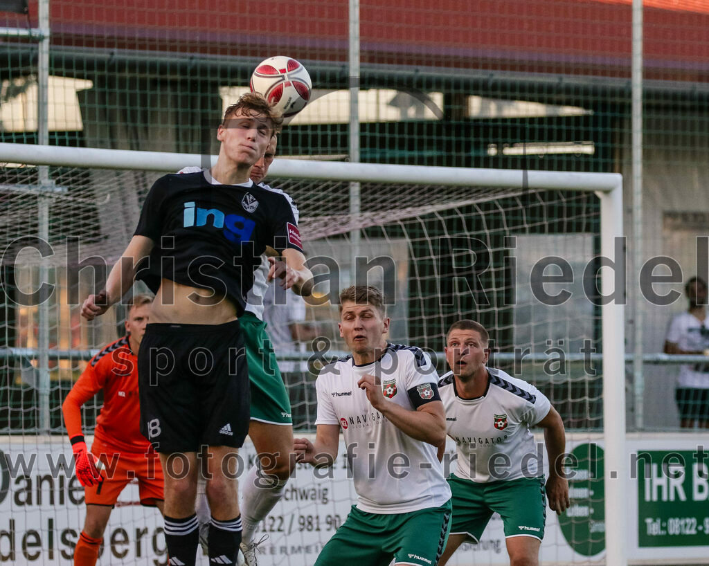 2023-08-18_032_FC_Schwaig_gegen_TSV_Kastl | Oberding, Deutschland, 18.08.2023:
Fußball, Landesliga Südost 2023 / 2024, 7. Spieltag, FC Schwaig gegen TSV Kastl, Endergebnis: 2:2

Marco Unterholzner (TSV Kastl, #18), Tobias Jell (FC Schwaig, #2), Nils Wölken (FC Schwaig, #8)

Foto: Christian Riedel / fotografie-riedel.net