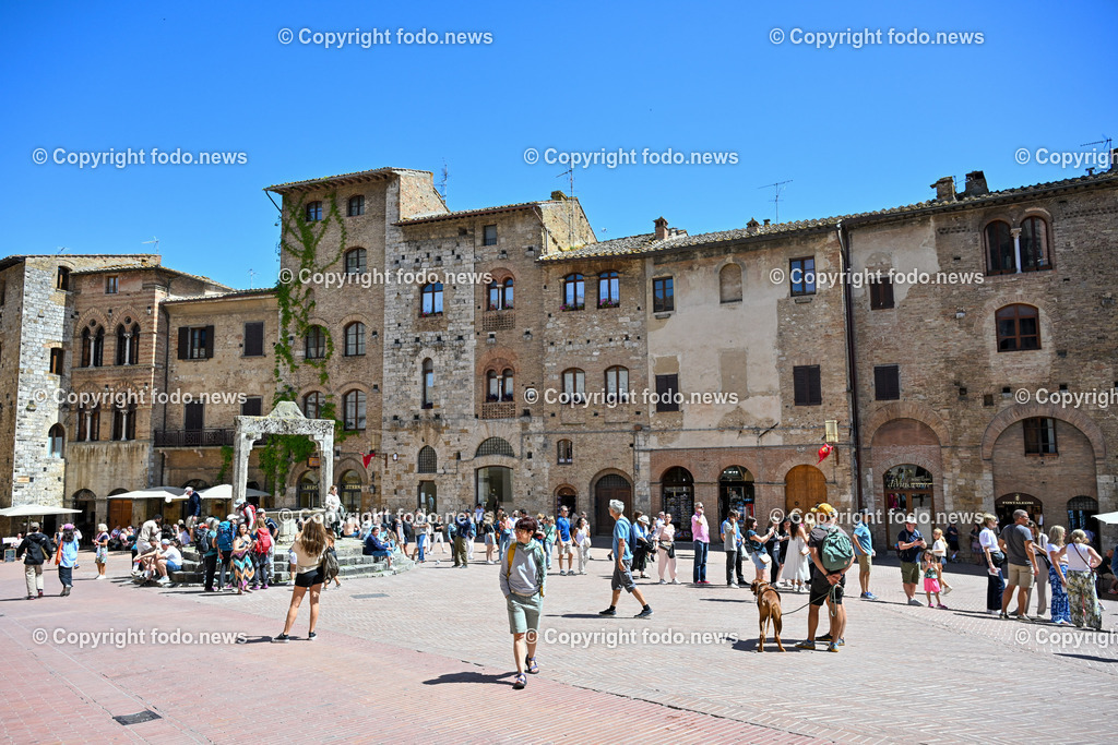 Italien_ Toskana_ San Gimignano_ 31.05.2024-33 | 31.05.2024, Italien, ITA, Toskana, San Gimignano im Bild Stadtansichten Gebäude, Architektur, Touristen, Historisch, Souvenir, Ansichten der berühmten Stadt San Gimignano in der Toskana-Italien - View of the famous town San Gimignano in Tuscany-ItalySan Gimignano ist eine italienische Kleinstadt in der Toskana mit einem mittelalterlichen Stadtkern. San Gimignano wird auch die Stadt der Türme genannt. Die Stadt liegt in der Provinz Siena. Sie gehört neben Florenz, Siena und Pisa zu den von Touristen meist besuchten Zielen in der Toskana.