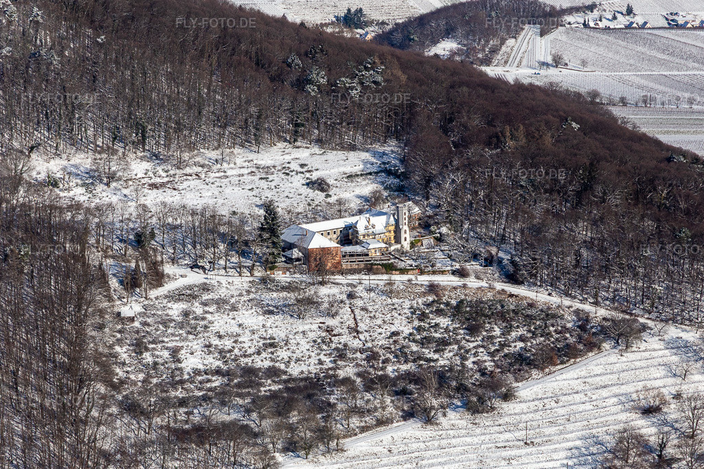 Luftbild: Winterluftbild im Schnee vom Slevogthof in Leinsweiler im Bundesland Rheinland-Pfalz in Deutschland. Foto: IMG_124463.jpg vom 11.02.2021 durch Werner Riehm/FLY-FOTO.de