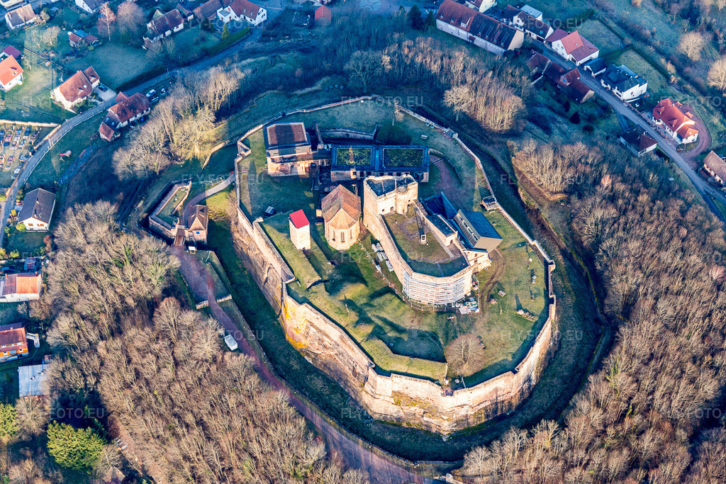 Vue aérienne: Complexe castral du château-forteresse Lichtenberg avec scène en plein air à Lichtenberg dans le département Bas Rhin, France. Photo: IMG_105289.jpg prise le 25/03/2018 par Werner Riehm/FLY-FOTO.euRésolution de l'original: 5472 x 3648 px