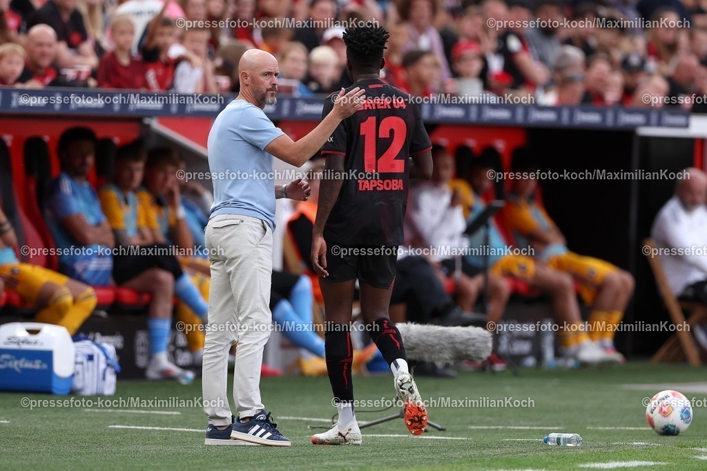 B0405082501147 | 05.08.2025, Fußball, Bayer 04 Leverkusen - Pisa Sporting Club, Testspiel, Saisoneröffnung in der BayArena, Saison 2025 2026: Cheftrainer Erik ten Hag (Bayer04) neben Edmond Tapsoba (Bayer04 #12) nach der Roten Karte und Platzverweis DFB regulations prohibit any use of photographs as image sequences and or quasi-video.
