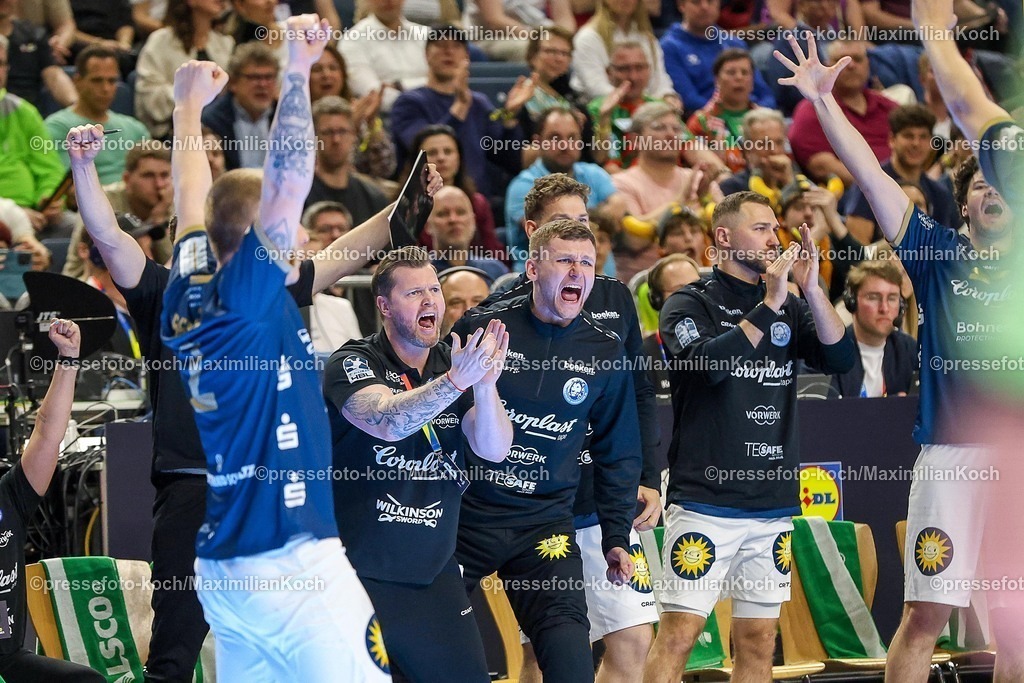 xSSCx18042602002 | 18.04.2026, xsscx, Handball, DHB-Pokal Lidl Final4, Halbfinale, Bergischer HC - SC Magdeburg, Saison 2025 / 2026 Herren, Lanxess Arena, Köln: Die Mannschaft des Bergischer HC jubelnd nach einem Treffer Photo: xSandraxScherningxPressefotoKochx