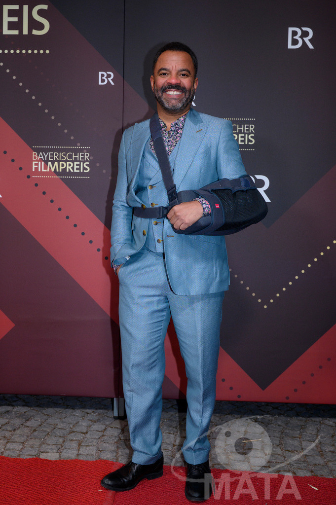 _DWI5305 |  Simon Pearce bei der Verleihung des 47. Bayerischen Filmpreises 2026  im Prinzregententheater. München, Deutschland. Der Bayerische Filmpreis wird seit 1979 von der Bayerischen Staatsregierung verliehen, um die Bedeutung des Kinofilms als Kulturgut herauszustellen - Realisiert mit Pictrs.com