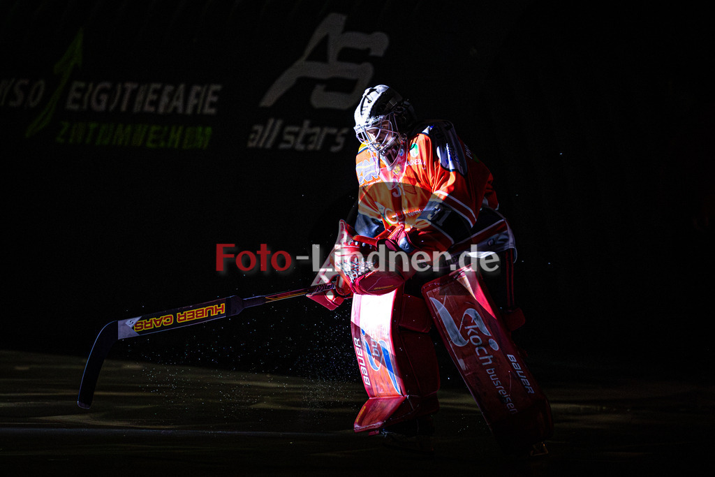 TSV Peißenberg MINERS gegen EHC Königsbrunn PINGUINE | Eishockey Bayernliga Herren Playoffs Viertelfinale 2024/25 - Spiel 6 von 7, TSV Peißenberg MINERS gegen EHC Königsbrunn PINGUINE, 20250221,Korbinian SERTL (MINERS Goali 31) beim Einlauf, Eröffnung, Schweinwerfer,2025-02-21 in Peißenberg (Eisstadion Peißenberg)Korbinian SERTL (MINERS Goali 31)Copyright: WolfgangxLindner foto-lindner.de
