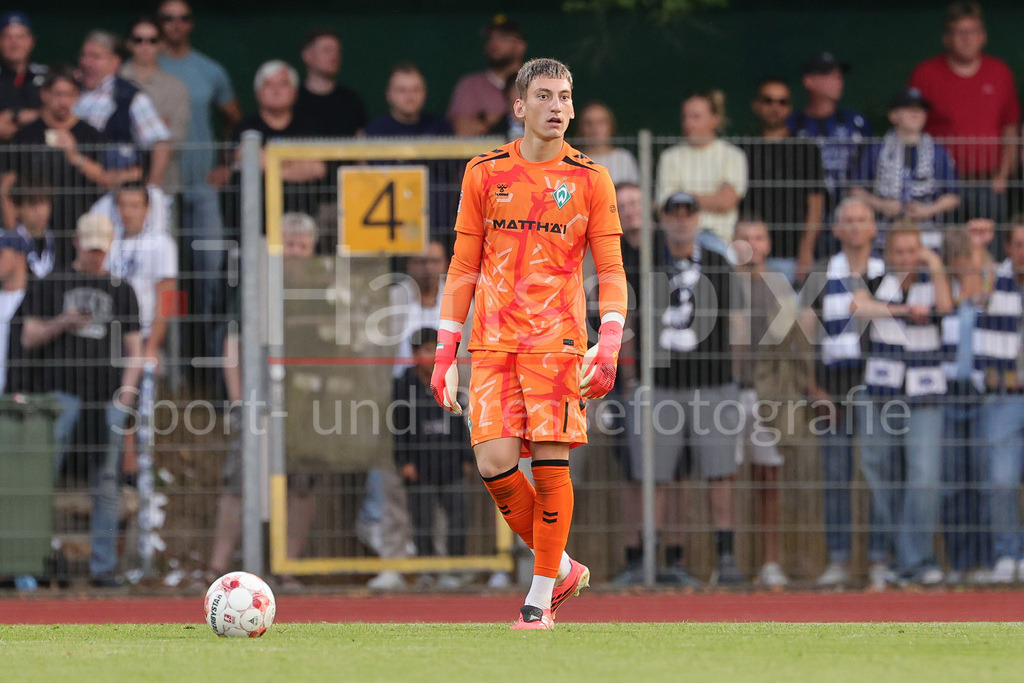 Fussball, Regionalliga Nord, SV Werder Bremen II - VfB Oldenburg | Stefan Smarkalev (Torhüter, Torwart, SV Werder Bremen II, 1) am Ball, Freisteller, Einzelbild, Ganzkörper, Aktion, Action, Spielszene