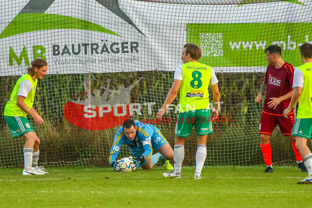 ASKÖ Wölfnitz - WSG Radenthein 2-2, Unterliga West | Stefan Takats (WSG Radenthein, K #30) Dominik Grimschitz (WSG Radenthein #8) Zan Poglajen (ASKÖ Wölfnitz #9) Max Unterwandling (WSG Radenthein #3) ASKÖ Wölfnitz - WSG Radenthein 2-2 am 20.08.2023 in Wölfnitz
(Sportplatz), Austria, (Photo by Ernst Krawagner sport-fan.at) - Realisiert mit Pictrs.com